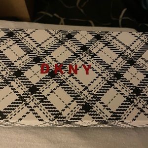 DKNY GIFTING FLAP WALLET